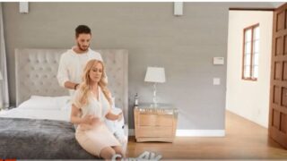 ينيك امه الممحونة ويقذف لبنه في كسها سكس بزاوي