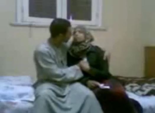 مصري ينيك خطيبته في غرفة نومها ويحسس علي جسمها