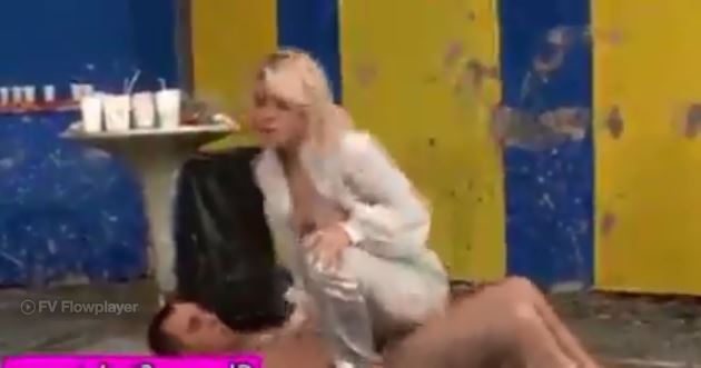 سكس نيك في الطين ومصارعة جنسية عنيفة يقطع البنطلون بتاعها