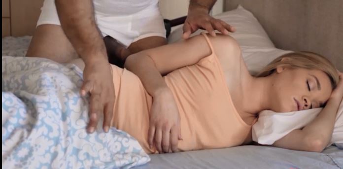 الاب الهيجان ينيك ابنته النائمة ويحسس علي بزازها وطيزها