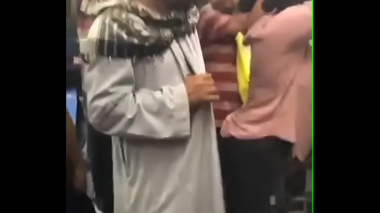 سكس مصري صعيدي يتحرش بالبنت في الاتوبيس وزبه يقف