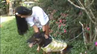 كلب ينيك بنت إيرانية مراهقة تصطحب حيوان لمكان بعيد عن اهلها لمعاشرتها