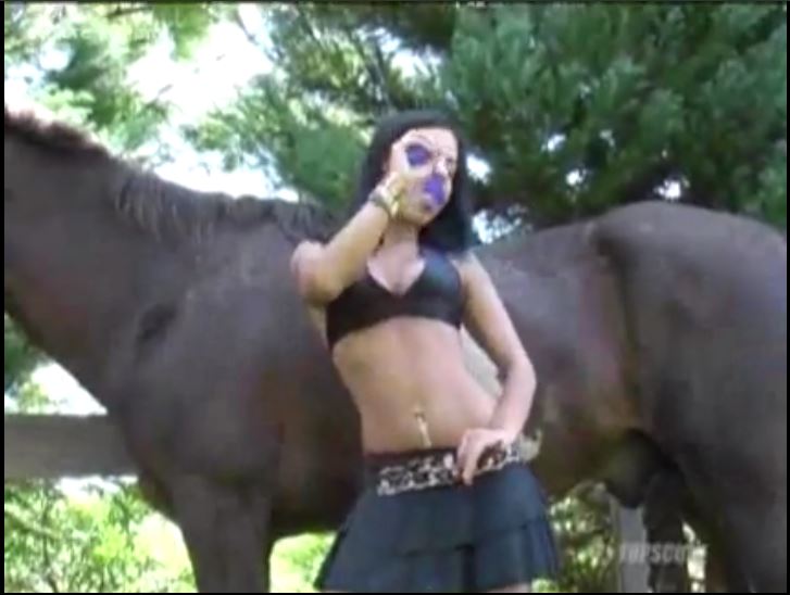 نيك بنت مع حصان شاهد الفيديو الحصري من افلام سكس حيوانات بزاوي