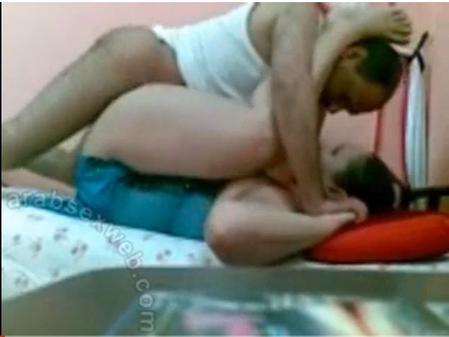 فحل مصري ينيك شرموطة قحبة يرفع رجليها لفوق ويدخل زبره بكل قوة