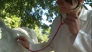 سكس الدكتورة مع حصان – طبيبة تتناك من حيوان مع صاحبته نيك جماعي