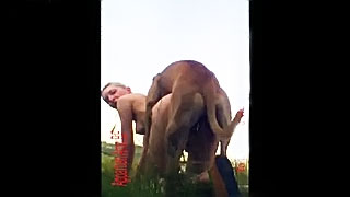 فتاة مراهقة تتمتع بالطبيعة تقرر ممارسة الجنس مع كلبها في الهواء